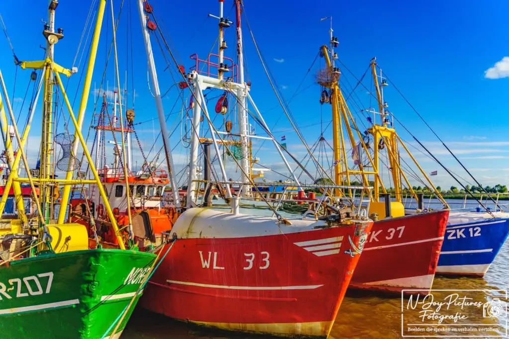 Traditionele viskotters in Zoutkamp haven, sfeervolle maritieme fotografie uit Noord-Groningen