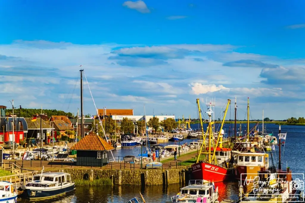 Haven van Zoutkamp met viskotters en oude pakhuizen – maritieme fotolocatie in Noord-Groningen
