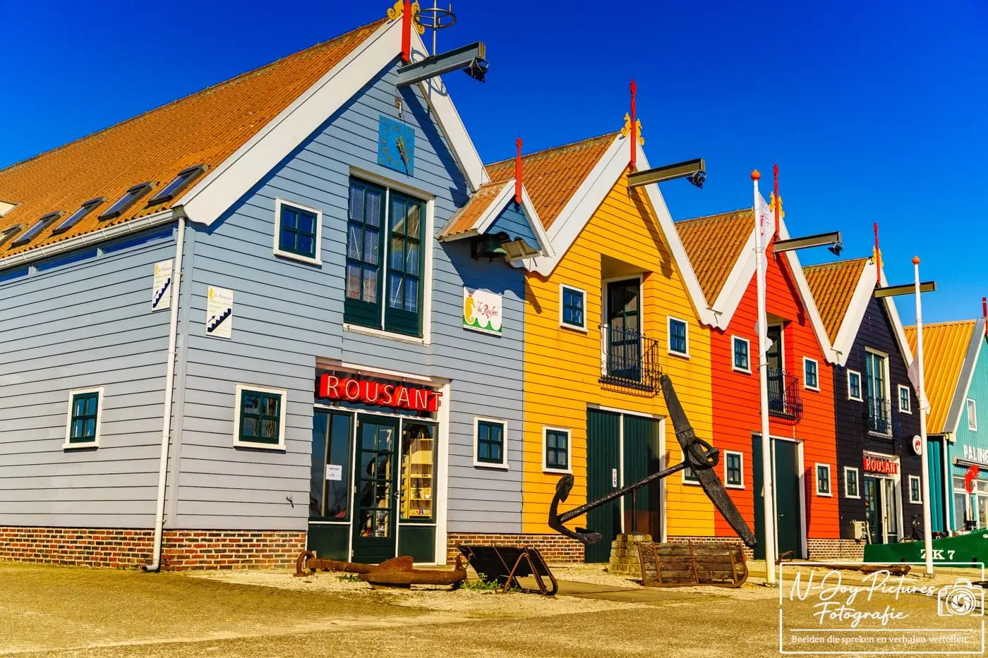Authentieke vissershuisjes in Zoutkamp – historische huizen langs de haven van het Groningse vissersdorp