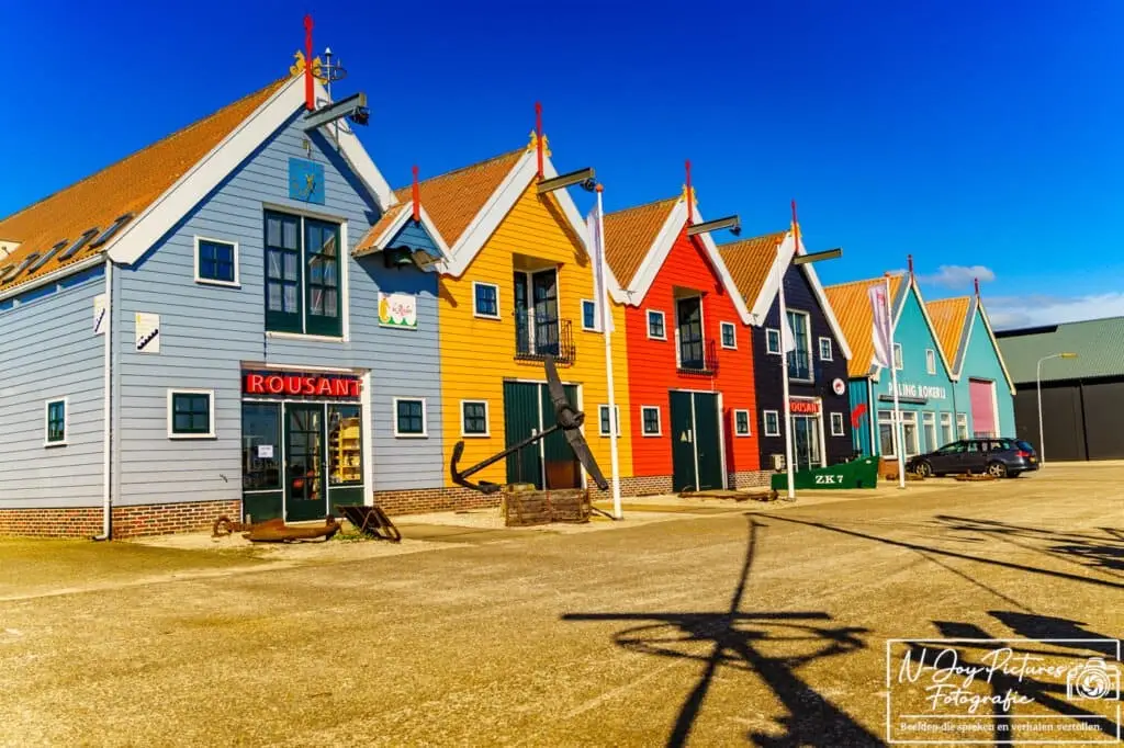 Historische visserswoningen in Zoutkamp bij de haven – karakteristieke architectuur