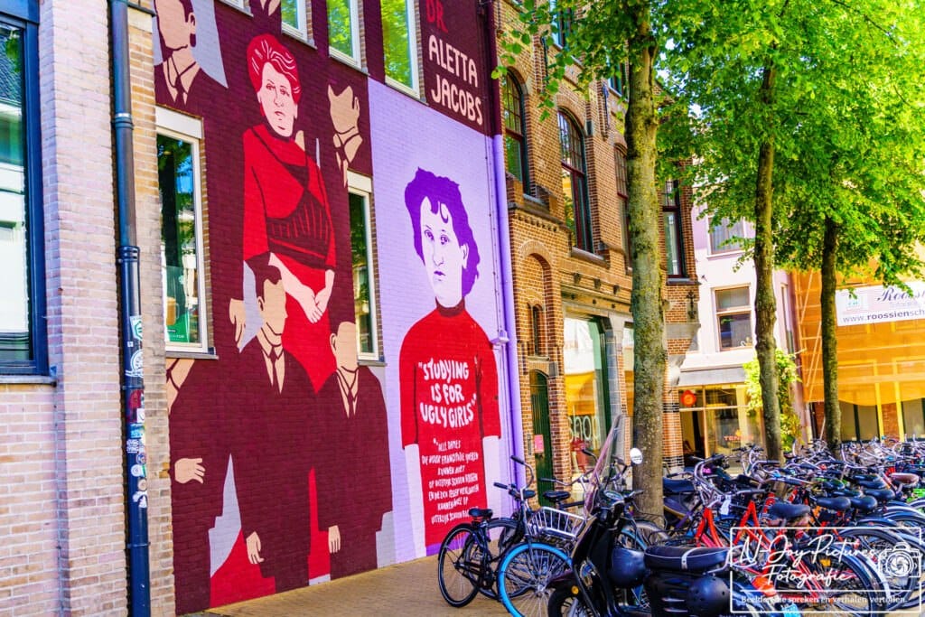 Street Art fotografie van de Aletta Jacobs mural aan de Broerstraat Groningen met moderne urban uitstraling en karakter.