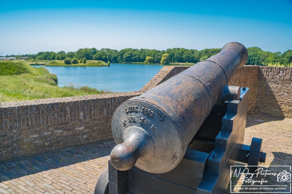 Wandel door Vestingstad Heusden langs galerieën, bruggen en eeuwenoude gevels. Bekijk deze bijzondere foto en ontdek meer.