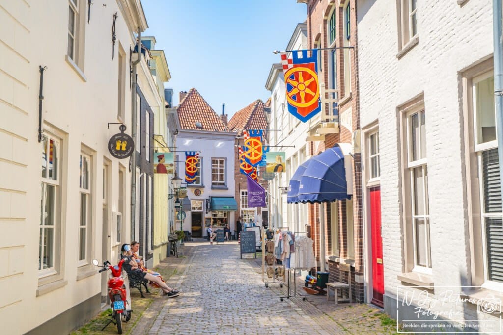 Sfeervolle Vestingstad Heusden met haven, molens en historische straatjes. Ontdek deze unieke stadsfotografie en laat je inspireren.