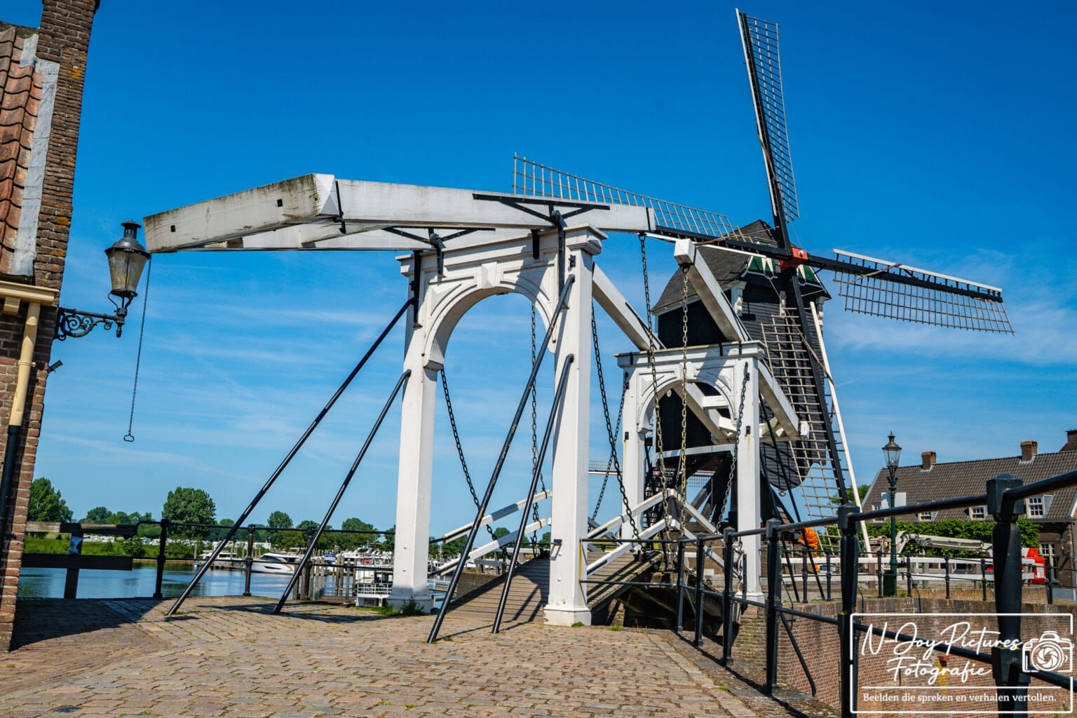 Historisch Heusden schittert met molens, haven en karaktervolle straatjes. Klik door voor unieke wanddecoratie en fotografie.