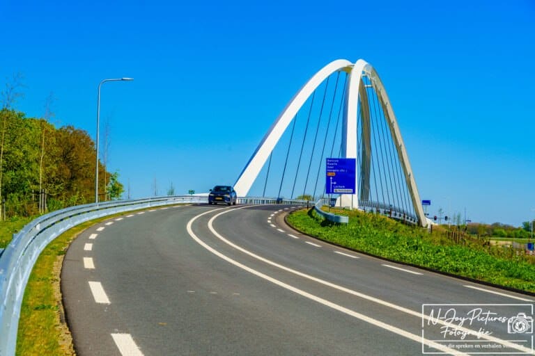 Nettelhorsterbrug Lochem als moderne eyecatcher – architectuurfotografie die verrast en uitnodigt tot ontdekken en contact. Fotograaf Lochem