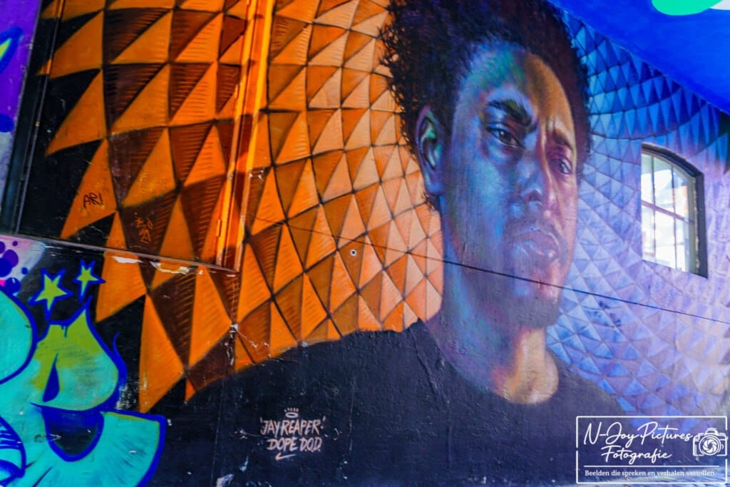 Street Art mural bij Hotel Simplon Groningen met rauwe urban sfeer. Ontdek opvallende graffiti fotografie vol karakter.