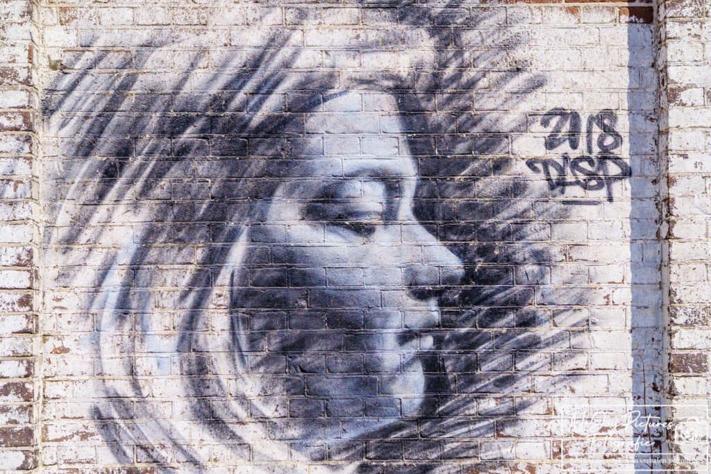 Indrukwekkende mural bij de Suikerfabriek Groningen. Rauwe street art fotografie op iconisch industrieel erfgoed.