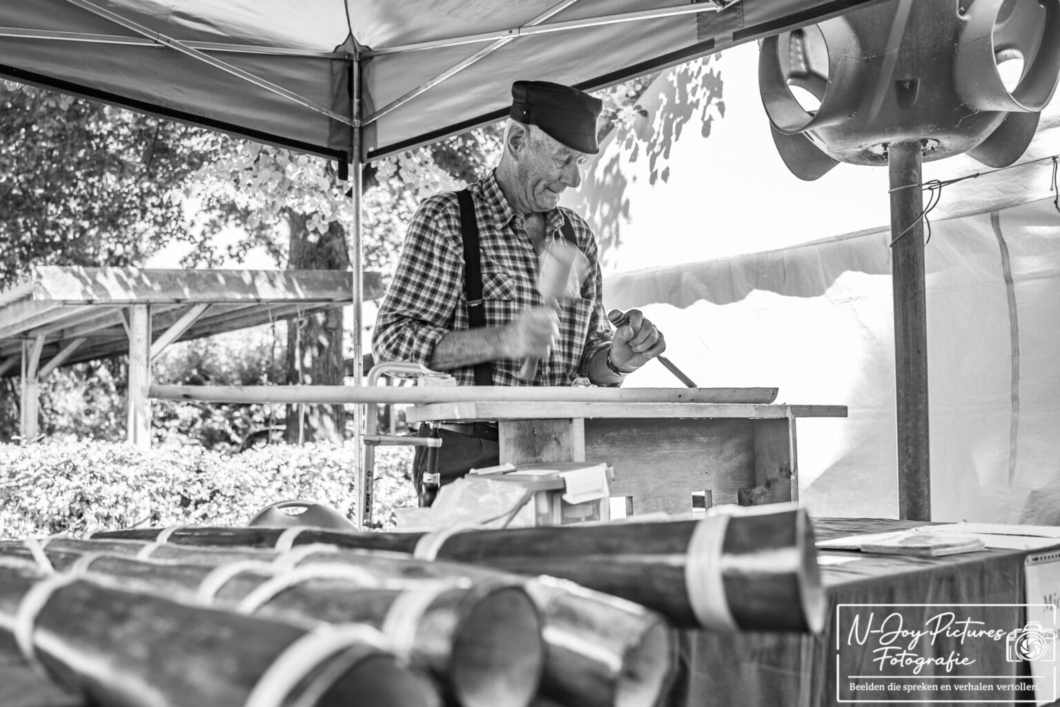Zwart Wit Fotografie 1 Midwinterhoorn in de maak: vakman gutst het hout zorgvuldig uit. Indrukwekkende zwart-wit evenementenfotografie. Bekijk meer!